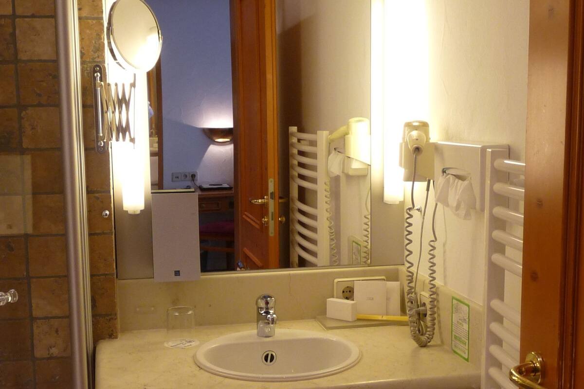 superior single room | 1 bedroom, hypo-allergenic bedding, in-room safe, desk