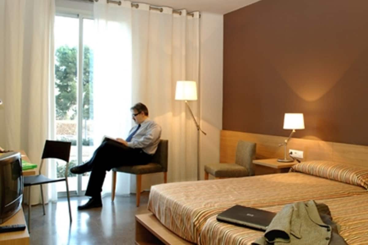 Superior Twin Room | Desk, cribs (free), WiFi (free)
