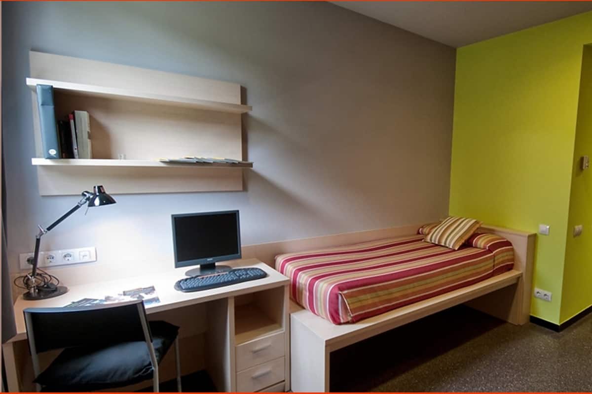 Superior Single Room | Desk, cribs (free), WiFi (free)