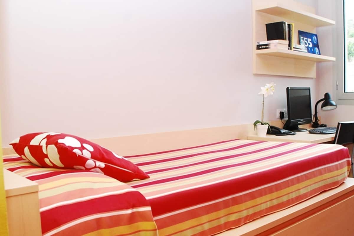 Standard Single Room | Desk, cribs (free), WiFi (free)