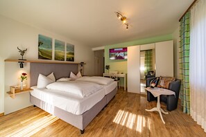 Hypo-allergenic bedding, in-room safe, individually furnished, desk