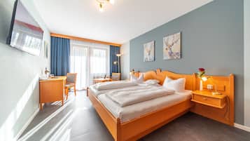 Comfort Double Room | Hypo-allergenic bedding, in-room safe, individually furnished, desk