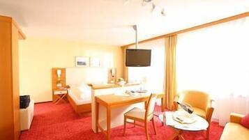 Chambre Double Premium | Coin séjour | Télévision à écran plat