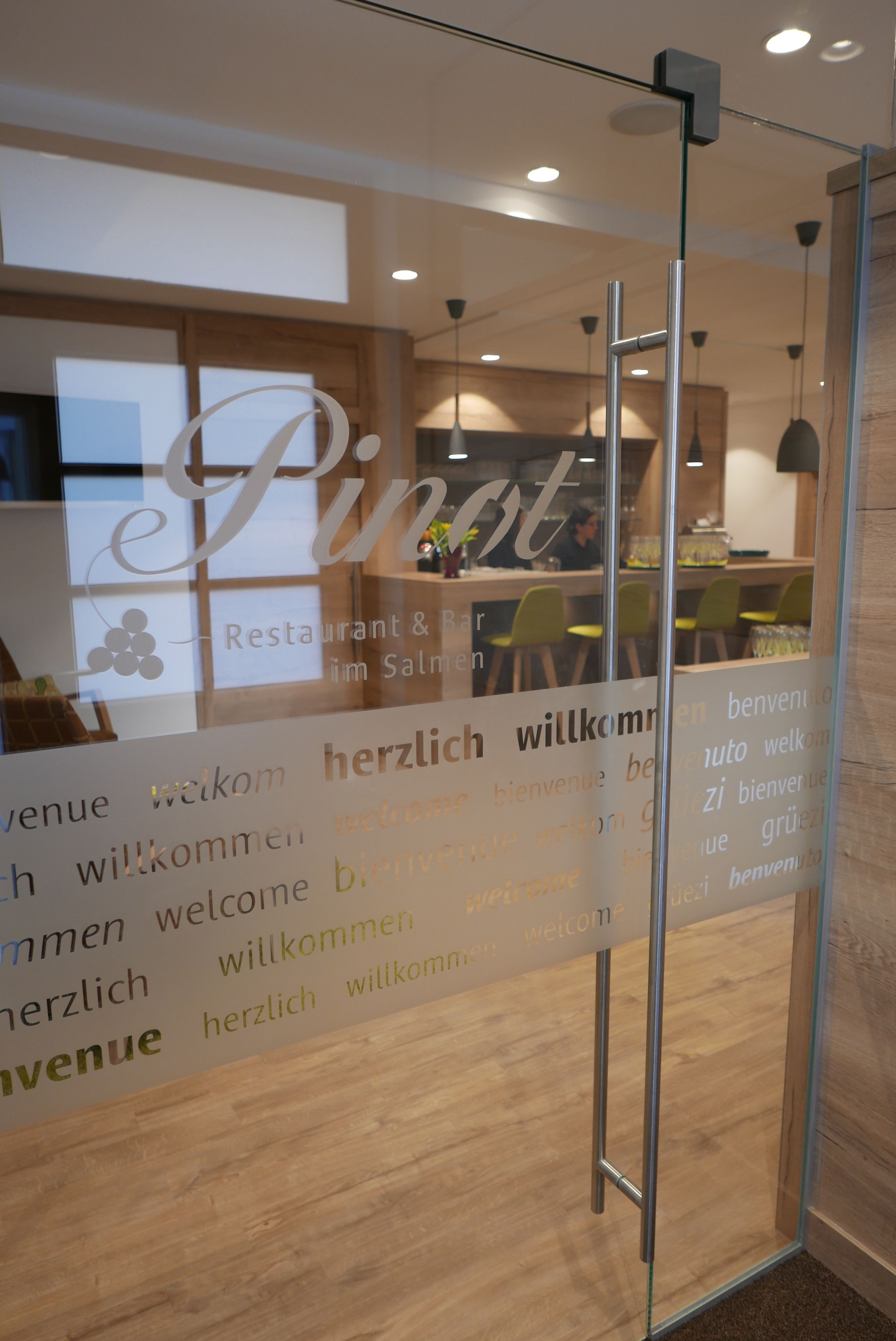 Serveert ontbijt, lunch, diner, regionale gerechten 