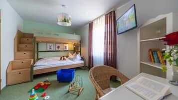 Family Room for 2 adults and 2 children Kids | Peralatan tempat tidur hipoalergenik, peti besi dalam bilik
