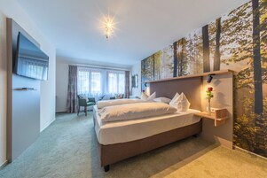 Habitación Familiar para 2 adultos y 2 niños Teens | Ropa de cama hipoalergénica, caja fuerte, mobiliario individual