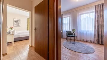 Ropa de cama hipoalergénica y caja de seguridad en la habitación