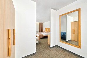 Minibar, escritorio, wifi gratis y ropa de cama 