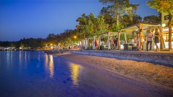 Beach nearby, 4 beach bars