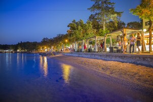 Ubicación cercana a la playa y 4 bares en la playa