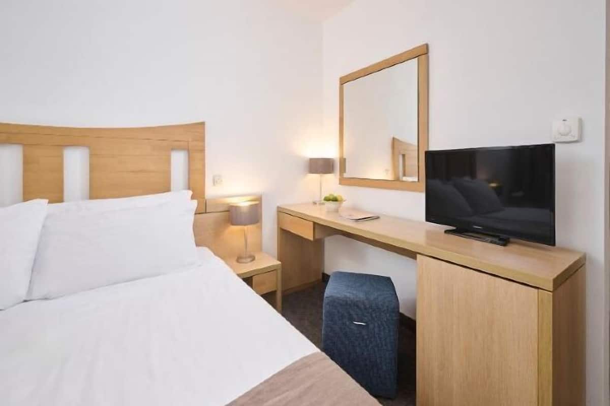 Frigobar, escrivaninha, Wi-Fi de cortesia, roupa de cama