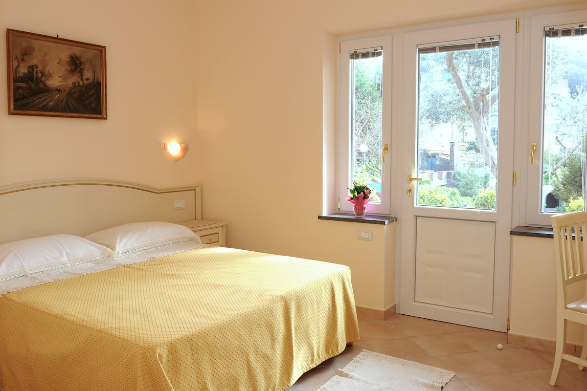 Habitación con 1 cama matrimonial o 2 individuales | Sábanas italianas Frette, minibar y caja de seguridad en la habitación