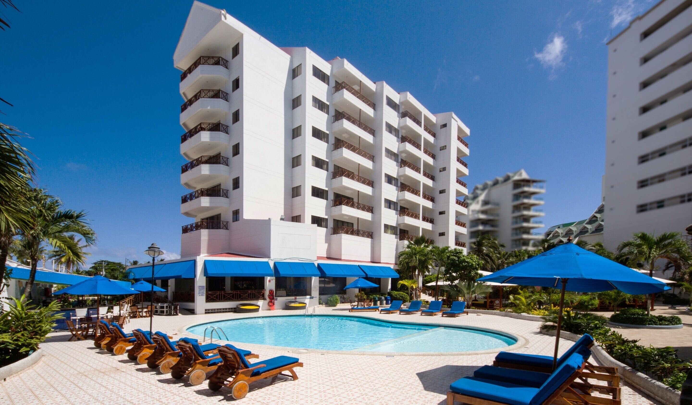 Piscine extérieure, parasols de plage, chaises longues