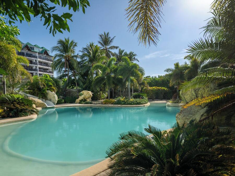 2 piscinas externas, funciona das 9h às 18h, guarda-sóis