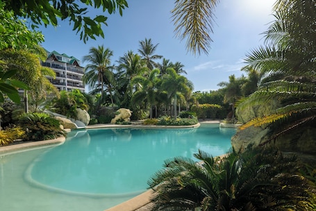 2 piscinas al aire libre, sombrillas, sillones reclinables de piscina. Hotel Arena Blanca