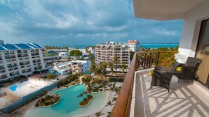 A resort with a pool, beach, and ocean view. - Hotel Arena Blanca (San Andrés)
