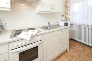 Full-size fridge, microwave, stovetop, dishwasher