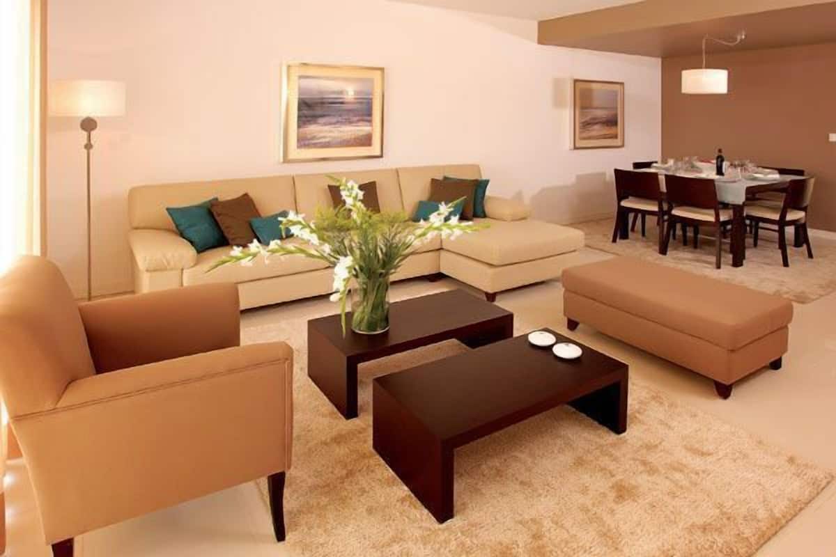 Apartamento estándar, 3 habitaciones, balcón | Zona de estar | Televisión LCD de 43 pulgadas con canales por satélite, una televisión