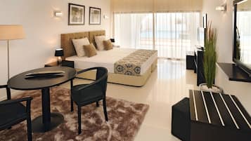 Studio - balkong - utsikt mot poolen (Main Building) | Värdeförvaringsskåp på rummet, strykjärn/strykbräda och barnsängar