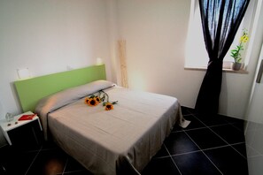 각각 다르게 가구 비치, 책상, 유아용 침대, 무료 WiFi