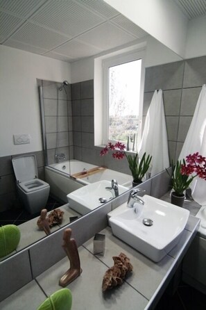 Superior-Apartment, 1 Schlafzimmer, Blick auf den Innenhof | Badezimmer