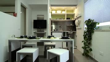 Vila, cozinha americana, no jardim | Área de estar | TV 32 polegadas com canais digitais