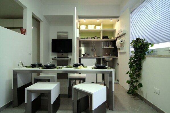 빌라, 간이주방, 정원 | 거실 공간 | 디지털 채널 시청이 가능한 32인치 TV