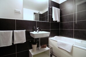 Villa – superior | Bad | Toalettartikler (inkludert), hårføner og bidé