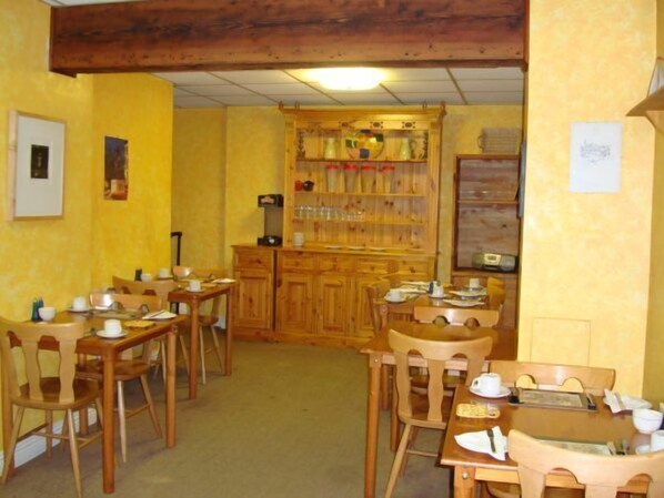 Breakfast (EUR 5 per person)