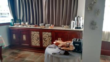 Una cocina con mostrador, tostadora, hervidor y armario.