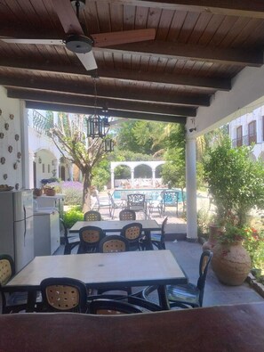 Outdoor pool, pool loungers - Hotel Portal del Santo (Cafayate)