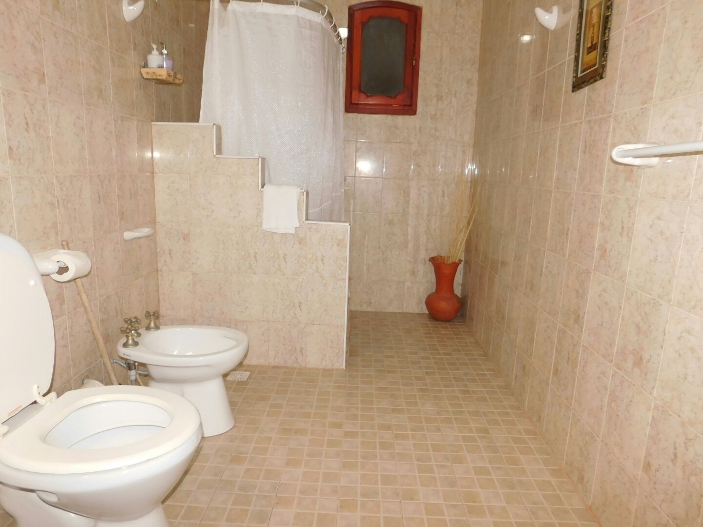 standard double room, ground floor | bathroom | shower, free toiletries, hair dryer, towels