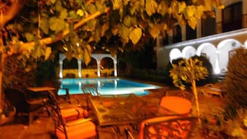 Alberca al aire libre y camastros
