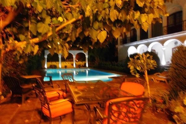 Kolam renang terbuka, kerusi lepak pantai