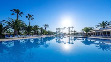 Una piscina al aire libre, sombrillas