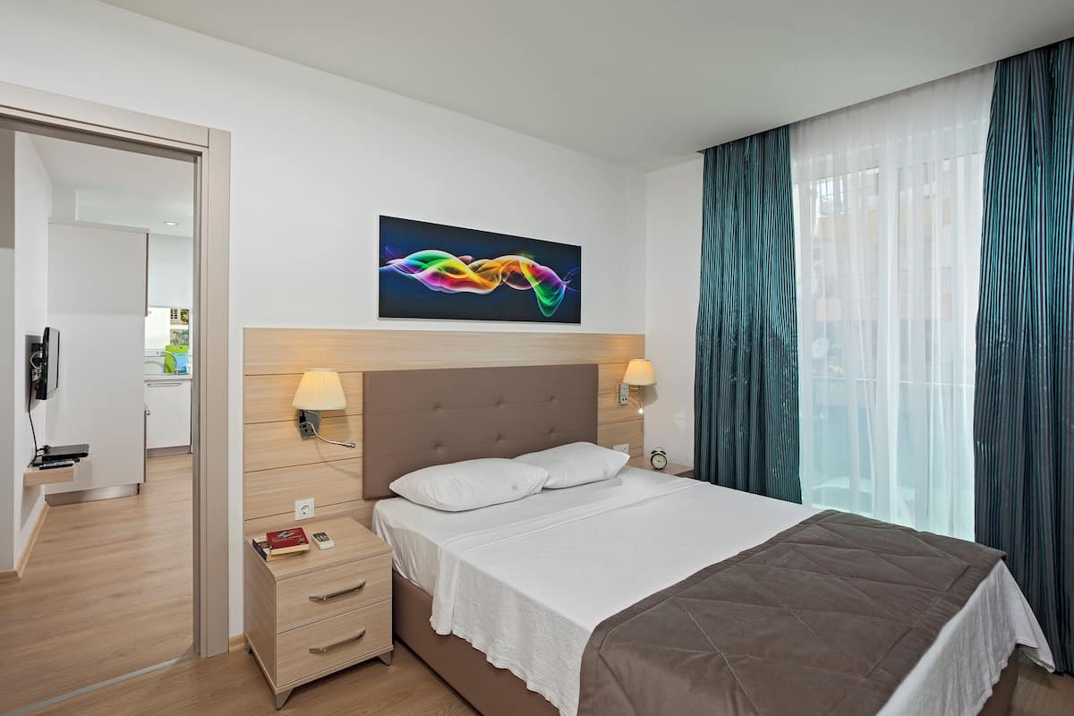 In-room safe, free WiFi, bed sheets