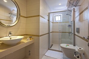 Douche, articles de toilette gratuits, sèche-cheveux, chaussons