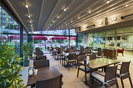 Free daily buffet breakfast . The Room Hotel & Apartments