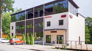 Een modern gebouw met een restaurant genaamd 'HOSSEIYA' op de begane grond.