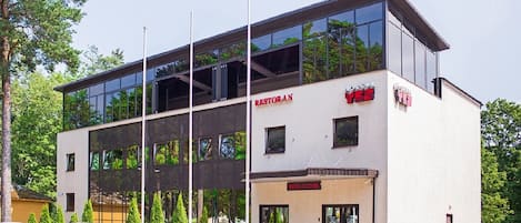Vista frontal de la propiedad