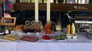 Een ontbijtbuffet met diverse gerechten en toevoegingen.