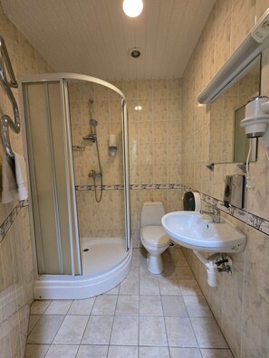 Regadera, secadora de cabello, jabón, shampoo