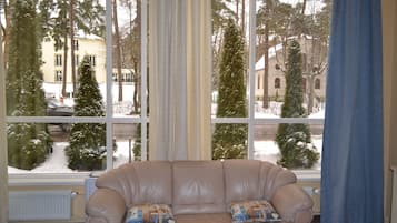 Standard Studio Suite | 1 bedroom, desk, iron/ironing board, free WiFi