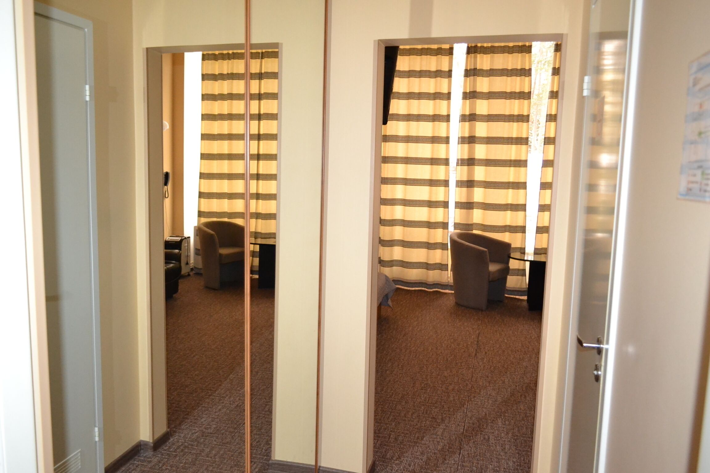 Escritorio, tabla de planchar con plancha, wifi gratis y ropa de cama 