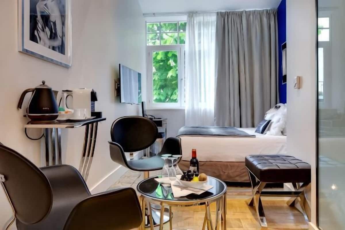 Minibar con artículos gratuitos y caja de seguridad en la habitación