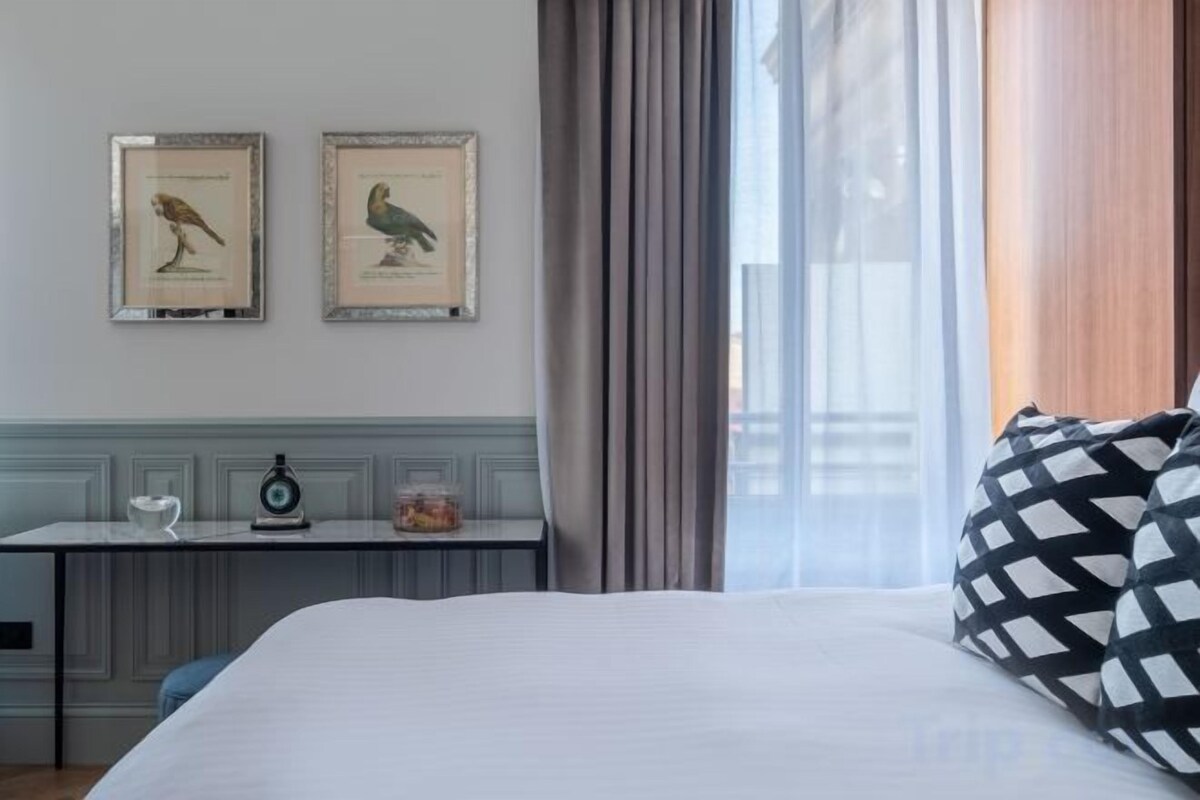 Free minibar, in-room safe, desk, soundproofing