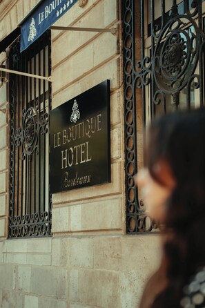 A sign for 'Le Boutique Hotel Bordeaux' with decorative ironwork. - Le Boutique Hotel & Spa (Bordeaux)