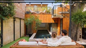Piscine extérieure, chaises longues