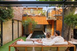 Piscina externa, espreguiçadeiras