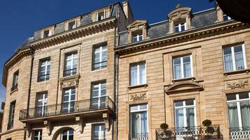 Vista frontal de la propiedad